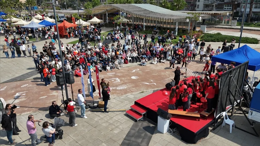İzmir Konak’ta 23 Nisan Çocuk Şenliği Karantina Meydanı’nda yoğun katılımla kutlandı