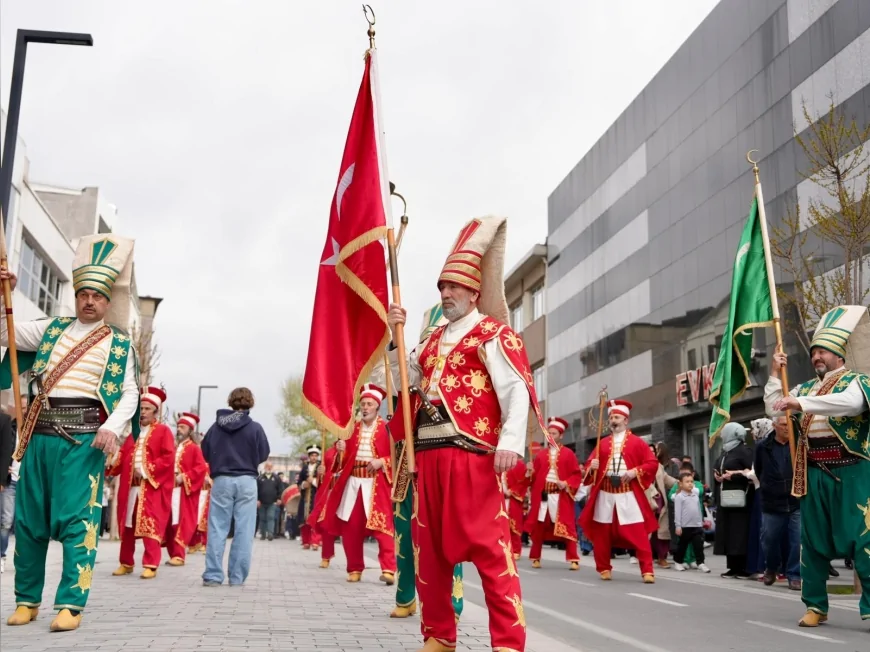 Düzce Belediyesi Mehter Ekibi Cadde Boyunca Yürüyerek Millet Bahçesi’nde Konser Verdi