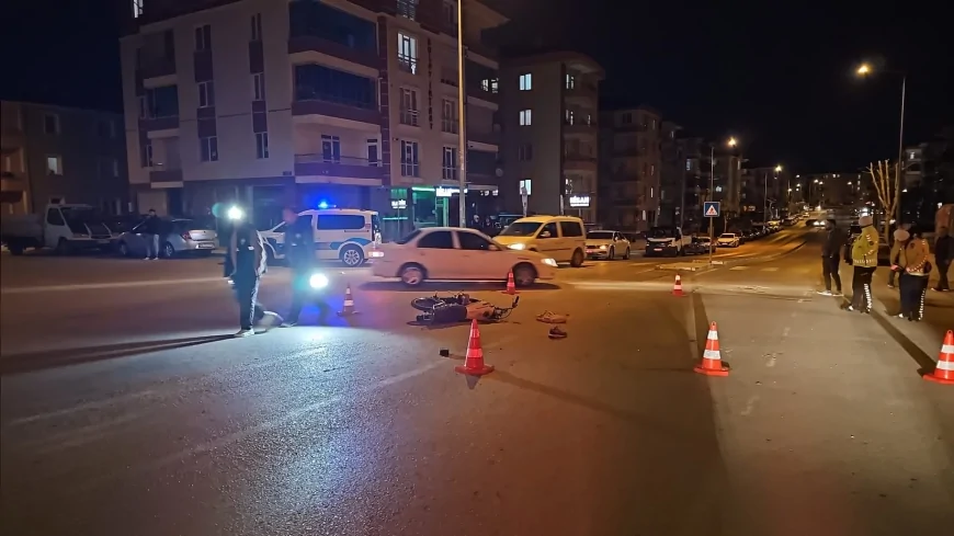 Çorum’da otomobil ile çarpışan motosiklet sürücüsü ağır yaralı olarak hastaneye kaldırıldı