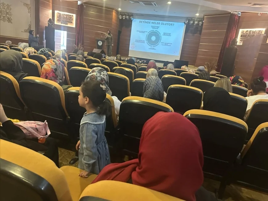 PURSAKLAR BELEDİYESİ GÜLBAHAR HATUN HANIM EVİ’NDE ANNELİKTE TÜKENMİŞLİK SENDROMU SEMİNERİ DÜZENLEDİ