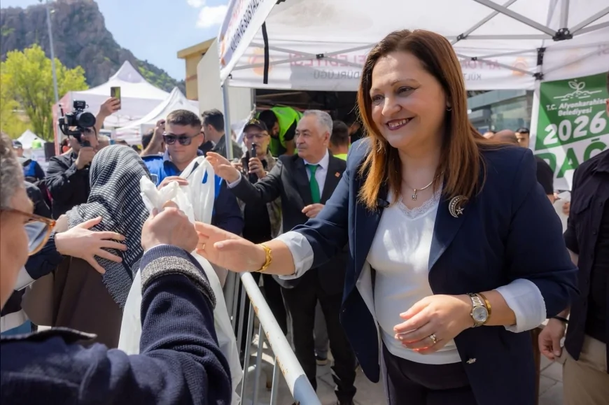 Afyonkarahisar Belediye Başkanı Burcu Köksal: “Üretim varsa gelecek vardır” diyerek 420 bin fideyi vatandaşlarla buluşturdu