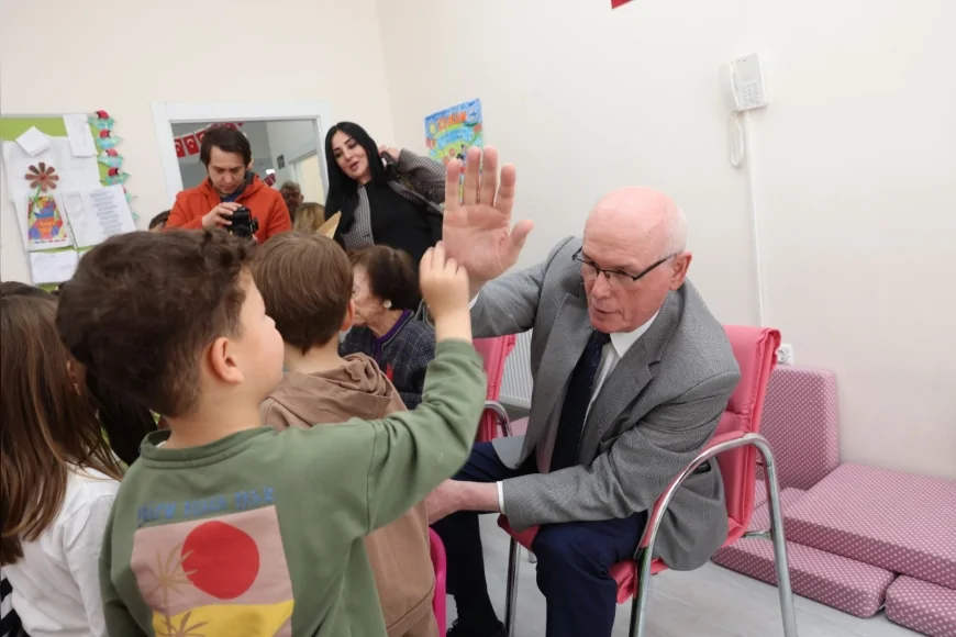 ODUNPAZARI BELEDİYE BAŞKANI KAZIM KURT ŞERİFE AYSEL ERKARA İLE KREŞTE MİNİKLERLE BULUŞTU