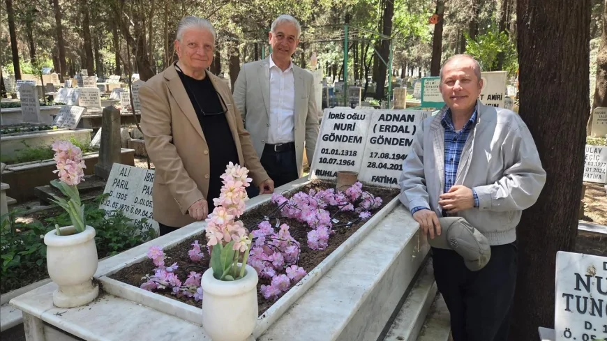 İzmir’de gazeteciler Nizamettin Bedir ve Erdal Göndem kabirleri başında anıldı