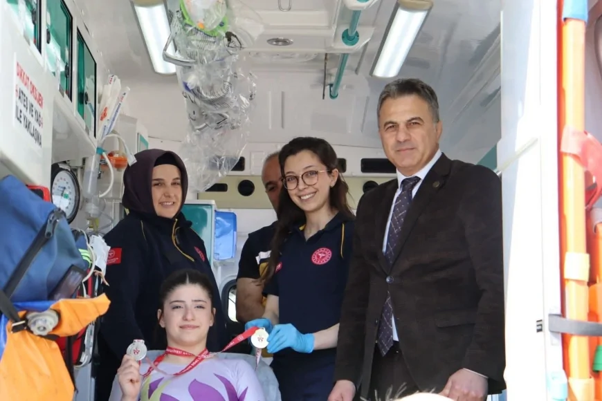 Çorum’da Cimnastik İl Birinciliğinde Sakatlanan Sporcuya Madalya Ambulans İçinde Takdim Edildi Hatıra Fotoğrafı Sağlık Ekipleriyle Birlikte Çekildi