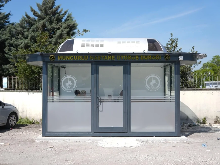 Düzce Belediyesi Muncurlu Devlet Hastanesi Önüne Yedinci Akıllı Durağı Yerleştirdi