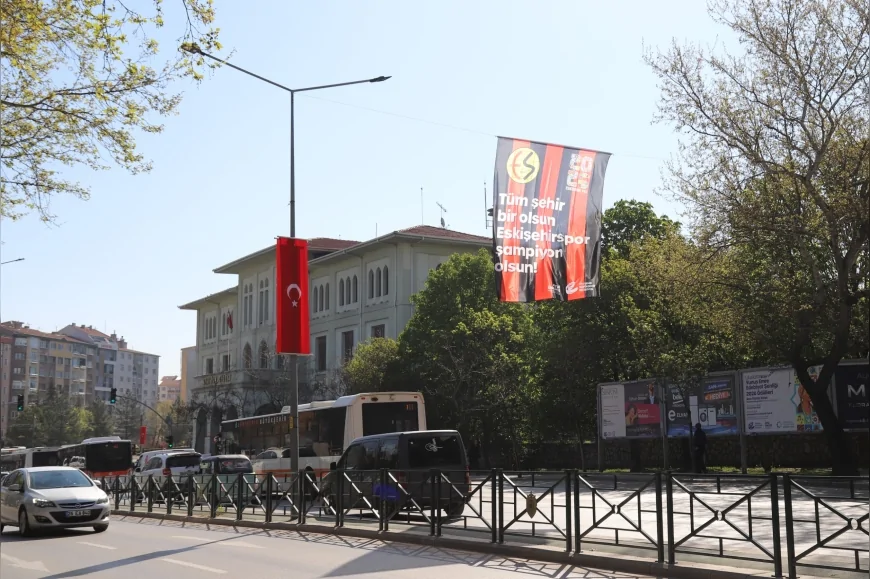 ESKİŞEHİR BÜYÜKŞEHİR BELEDİYESİ ŞEHRİ ESKİŞEHİRSPOR BAYRAKLARIYLA DONATTI