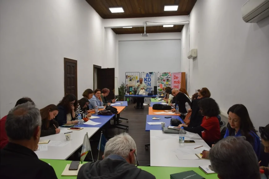 İzmir Büyükşehir Belediyesi Akdeniz Akademisi’nde Demokrasi Okulu kentsel politikalar programı başladı