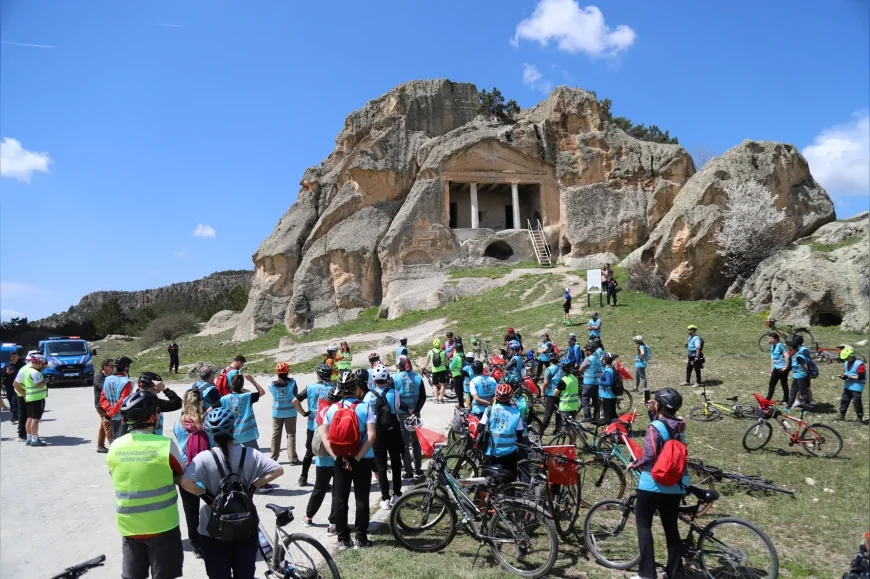 ESKİŞEHİR BÜYÜKŞEHİR BELEDİYESİ FRİG VADİSİ’NDE DÜZENLEDİĞİ BİSİKLET TURUYLA TARİH VE SPORU BULUŞTURDU