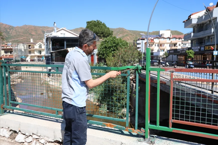 Marmaris Belediyesi İçmeler’de Dere Kenarı Korkuluklarını Yenileyerek Güvenliği Artırıyor!