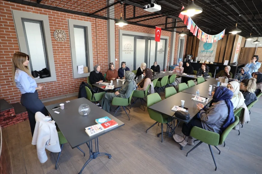 Başiskele’de Satır Arası Ebeveynlik Okuma Grubu Dijital Çağda Ebeveynliği Masaya Yatırdı