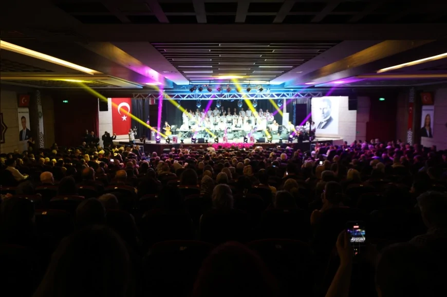 MANİSA’DA İZMİR FUAR GECELERİ TEMALI KONSER MÜZİKSEVERLERİ NOSTALJİYLE BULUŞTURDU