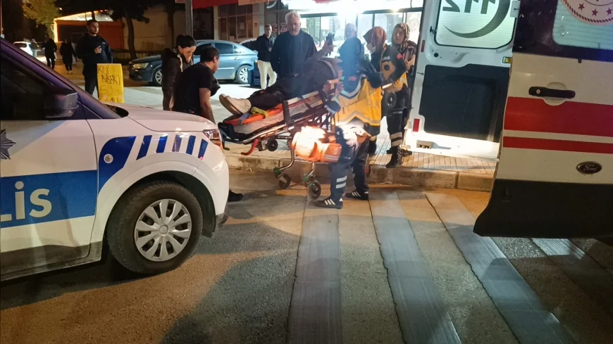 Çorum’da kavşakta motosikletin çarptığı yaya hastaneye kaldırıldı