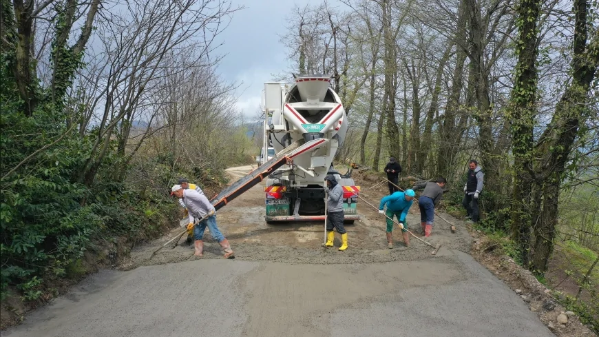 Ordu Büyükşehir Belediyesi Perşembe Anaç Mahallesi’nde beton yol çalışmasıyla ulaşım sorununu çözüyor