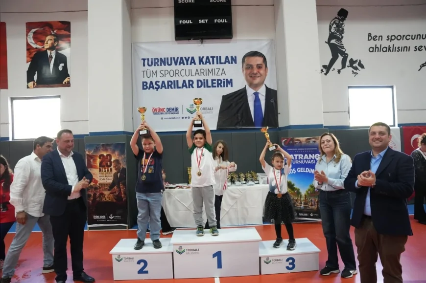Torbalı Belediye Başkanı Övünç Demir 208 sporcunun katıldığı satranç turnuvasıyla ilçeyi sporla buluşturdu
