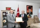 İl Sağlık Müdürü Prof. Dr. Sinan Zehir, Beslenme Dostu İşyeri Belgesini Çorum İl Milli Eğitim Müdürü Cemil Çağlar’a Takdim Etti