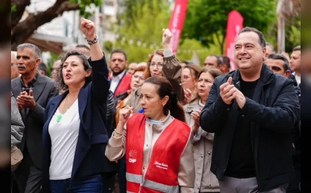 MANİSA BÜYÜKŞEHİR BELEDİYE BAŞKANI BESİM DUTLULU 1 MAYIS’TA EMEKÇİLERLE YÜRÜDÜ