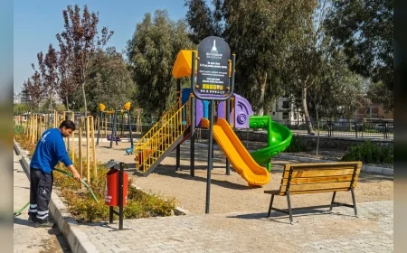İzmir Büyükşehir Belediye Başkanı Dr. Cemil Tugay’ın incelemeleri sonrası Şemikler’de 2 bin 500 metrekarelik atıl alan mahalle parkına dönüştürüldü
