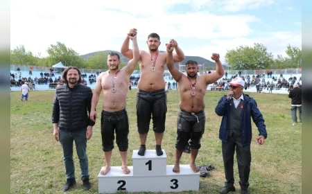 EDREMİT’TE 18. GELENEKSEL ŞEHİT HAMDİBEY GÜREŞLERİNDE BAŞPEHLİVAN ERKAN TAŞ OLDU