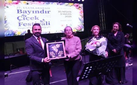 Bayındır Belediyesi Çiçek Festivali’nde türkü gecesi Hüseyin Turan konseriyle coşku zirveye çıktı