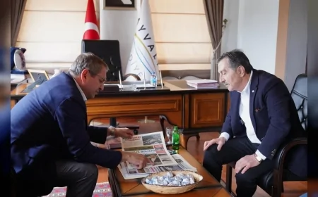 TEPEBAŞI BELEDİYE BAŞKANI AHMET ATAÇ AYVALIK’TA MESUT ERGİN İLE BULUŞTU KARDEŞ ŞEHİR İŞ BİRLİĞİ MASAYA YATIRILDI