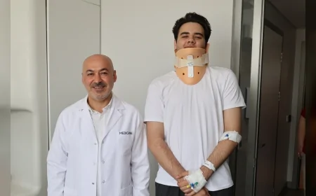 İzmir’de 16 yaşındaki hasta omurilik tümöründen ameliyatla kurtuldu doğum gününü doktoruyla kutladı