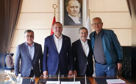 Tepebaşı Belediye Başkanı Ahmet Ataç Ayvalık Belediye Başkanı Mesut Ergin ile İş Birliği Görüşmesi Yaptı
