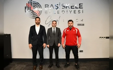 Başiskele Belediye Başkanı Yasin Özlü milli güreşçiler Taha Akgül ve Rıza Kayaalp’i ağırladı