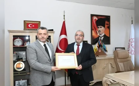 İl Sağlık Müdürü Prof. Dr. Sinan Zehir, Beslenme Dostu İşyeri Belgesini Çorum İl Milli Eğitim Müdürü Cemil Çağlar’a Takdim Etti