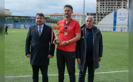 Kahramankazan Belediyesporlu Arif Koç Atakule Run Koşusu’nda Şampiyon Oldu Kupasını Başkan Selim Çırpanoğlu’na Takdim Etti
