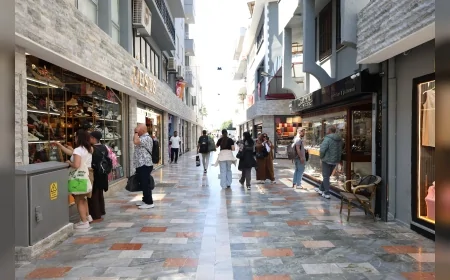 Marmaris Belediyesi’nin yenilediği çarşı turistlerin uğrak noktası haline geldi