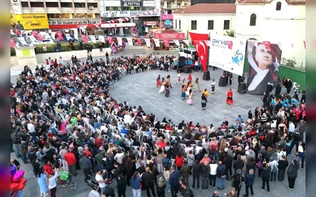 Bornova Cumhuriyet Meydanı’nda Hıdırellez coşkusu dans gösterileriyle kutlandı