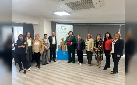 Konak Kent Konseyi Gülistan Doku’nun Annesi Bedriye Doku’yu “Yılın Annesi” Seçti