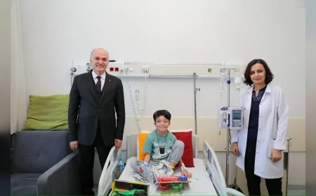 Düzce Belediye Başkanı Dr. Faruk Özlü, Lösemi Hastası Bilal Alp’i Hastanede Ziyaret Etti