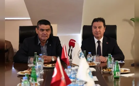 Muğla Büyükşehir Belediye Başkanı Ahmet Aras Fethiye ve Marmaris’te sektör temsilcileriyle buluştu