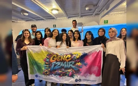 Genç İzmir Gönüllüleri Tarihi Bergama Vapuru’nda Dayanışma Buluşmasında Bir Araya Geldi