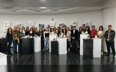 DOKUZ EYLÜL ÜNİVERSİTESİ ÖĞRENCİLERİNİN AYAKKABI TASARIMLARI SANATSEVERLERLE BULUŞTU
