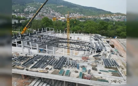 Bursa Büyükşehir Belediyesi’nin yeniden inşa ettiği Atatürk Spor Salonu’nda çatı imalatı başladı