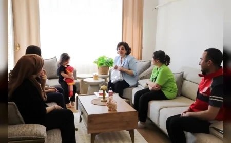 Adana Valisi Mustafa Yavuz’un eşi Süreyya Yavuz SED ailelerini ziyaret etti: “Devletimizin şefkat eli çocuklarımızın yanında”