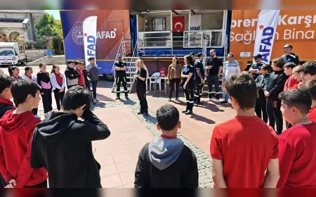 İzmir Aliağa’da AFAD Deprem Simülasyon Tırı vatandaşlara deprem anını gerçeğe yakın deneyimletti