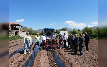 Denizli Büyükşehir Belediyesi Acıpayamlı üreticilere 2 malç makinesi desteği sağladı