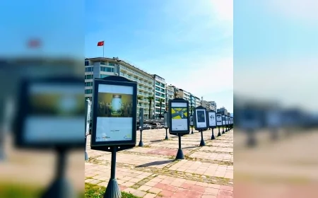 İZMİR BÜYÜKŞEHİR BELEDİYESİ’NDEN “GENÇLİK NEREDE?” KARİKATÜR SERGİSİ VASIF ÇINAR MEYDANI’NDA SANATSEVERLERLE BULUŞTU