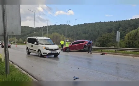 Çorum-Samsun kara yolunda otomobil ile hafif ticari araç çarpıştı 3 çocuk yaralandı