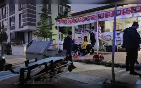 ÇORUM’DA OKUL BAHÇESİNDE BIÇAKLI KAVGA: 19 YAŞINDAKİ GENÇ İKİ BACAĞINDAN YARALANDI ŞÜPHELİ KAÇTI