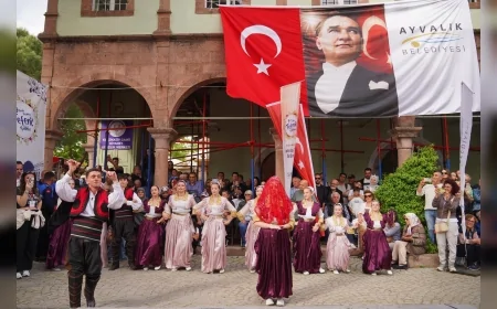 Ayvalık’ta Teferiç Coşkusu Küçükköy Sokaklarını Müzik ve Balkan Kültürüyle Buluşturdu