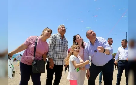MENDERES’TE 15. GELENEKSEL UÇURTMA FESTİVALİ’NDE GÖKYÜZÜ BİNLERCE UÇURTMA İLE RENKLENDİ