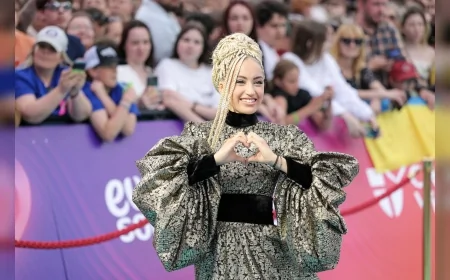 Fransa’nın Eurovision 2026 Temsilcisi Monroe Viyana Sahnesinde “Regarde !” Performansıyla Dikkat Çekti