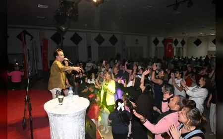 Yunusemre’de Anneler Günü Matinesinde Kadınlar Müzik ve Eğlenceyle Buluştu
