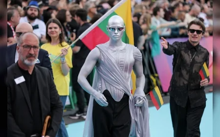 Litvanya’nın Eurovision 2026 Temsilcisi Lion Ceccah Viyana Sahnesinde Çok Dilli Şovuyla Dikkat Çekti
