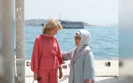 CUMHURBAŞKANI ERDOĞAN’IN EŞİ EMİNE ERDOĞAN, BELÇİKA KRALİÇESİ MATHILDE’Yİ DOLMABAHÇE SARAYI’NDA AĞIRLADI