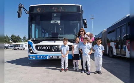 İzmir’de ESHOT şoförü Zerrin Karadavut’a Dördüz Çocuklarından Anneler Günü Sürprizi